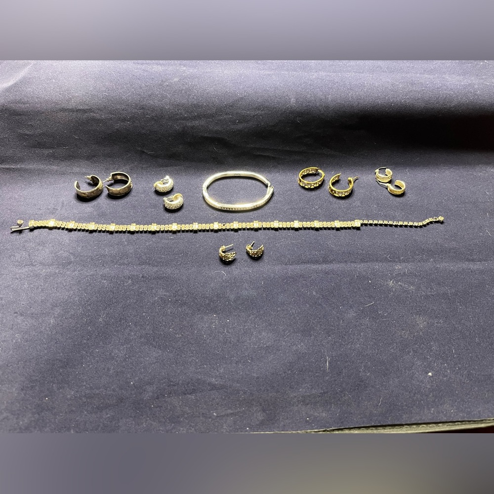 Sparkle choker, bracelet and 5 pairs pierced earrings.